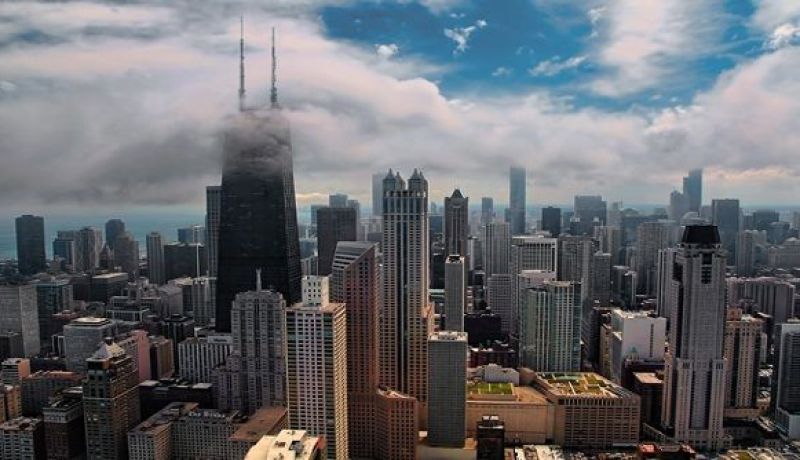 نشوب حريق هائل في ناطحة سحاب بمدينة شيكاغو الأمريكية