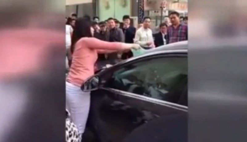 بالفيديو  حطمت سيارة زوجها انتقاما منه لخيانتها