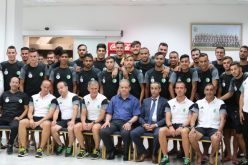 بالصور.. ولد علي يزور المحليين ويشجعهم قبل لقاء ليبيا