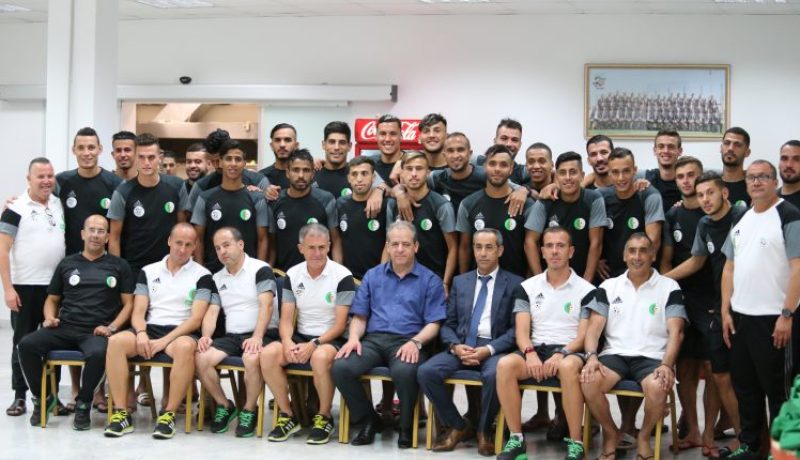 بالصور.. ولد علي يزور المحليين ويشجعهم قبل لقاء ليبيا