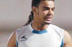 حاج عيسى يطلب مساعدة سرار للعودة إلى إنجلترا