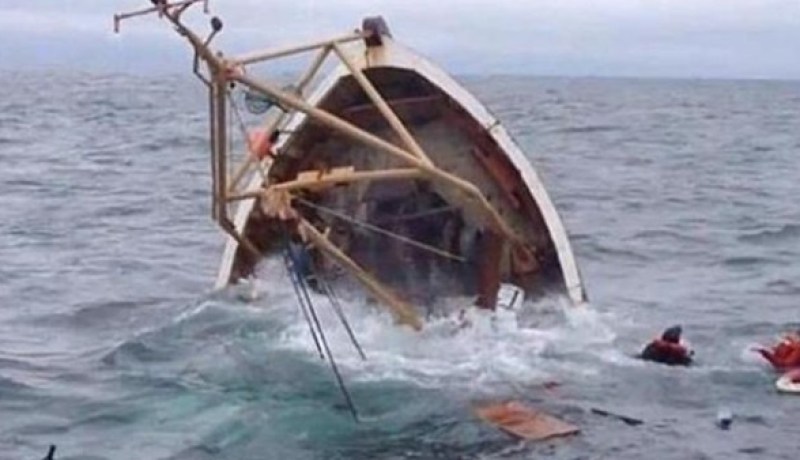 مصرع 7 أشخاص وفقدان 12 أخرين جراء إنقلاب قاربهم باندونيسيا