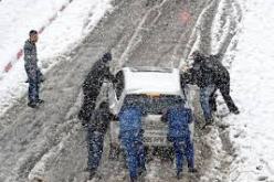 صعوبة في حركة المرور بعدة محاور طرقية جراء تساقط الثلوج في تيارت