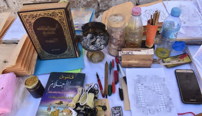 بالصور..أمن بسكرة يوقف مشعوذ متلبسا بممارسة طقوس سحر
