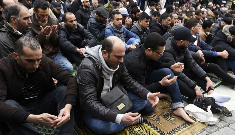 باريس تُحرض مواطنيها لمنع أداء صلاة الجمعة