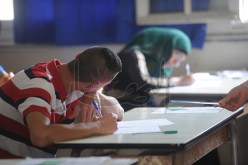 أجهزة التشويش في كل الثانويات ولا زيادات للوظيف العمومي