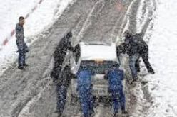 تساقط الثلوج يتسبب في صعوبة حركة المرور بعدد من الطرقات