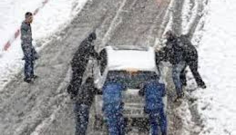 تساقط الثلوج يتسبب في صعوبة حركة المرور بعدد من الطرقات