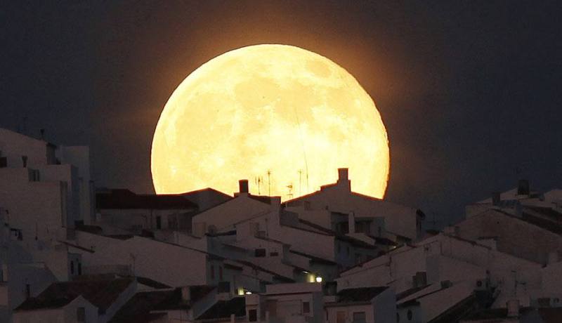 العالم يشهد ظهور القمر العملاق منذ 70 سنة
