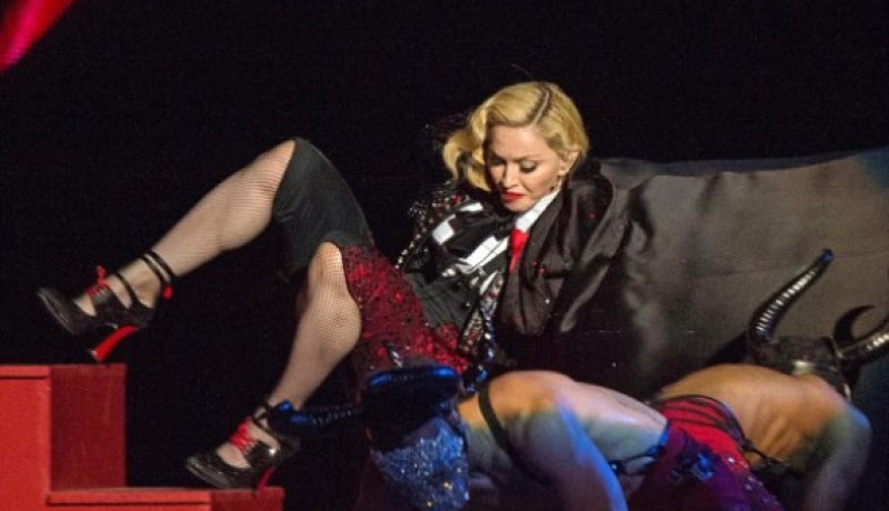 بالفيديو مادونا تسقط من أعلى مسرح Brit Awards 2015