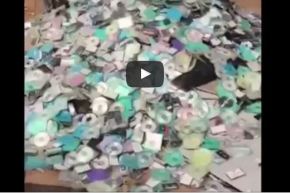 بالفيديو.. سعودي يتلف مليون تسجيل غنائي