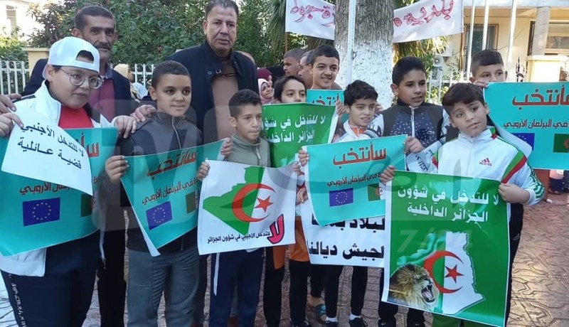 بالصور.. مسيرة حاشدة في تيبازة.. والمواطنون بصوت واحد “جيش شعب خاوة خاوة”