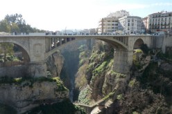 بالصور.. فتاة تلقي بنفسها من أعلى جسر بقسنطينة