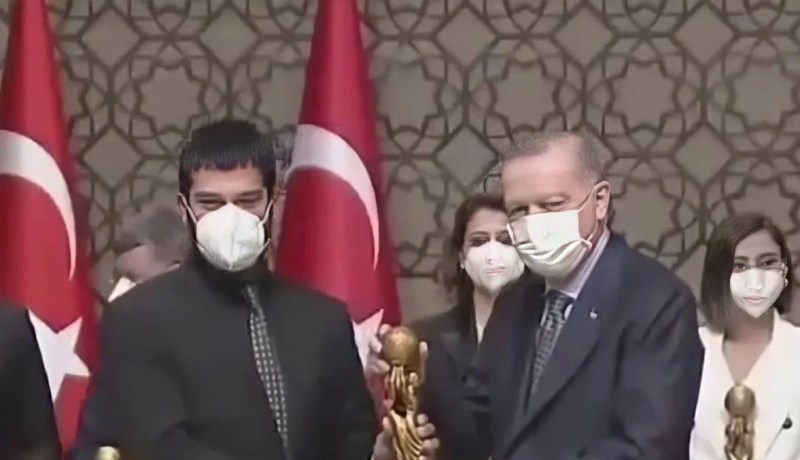 أردوغان يكرم بطل مسلسل “المؤسس عثمان” كأفضل ممثل تركي