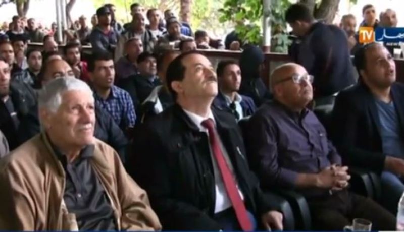 بالفيديو.. عمار غول يبحث عن الاضواء من بوابة المقاهي الشعبية