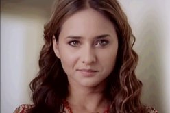 بالفيديو صرصور يتجول فوق شعر نيللي كريم على المباشر