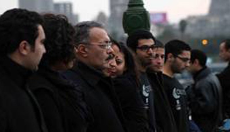 وقفة حداد بالملابس السوداء لفنانين و مثقفين مصر يين احتجاجا على احداث بور سعيد
