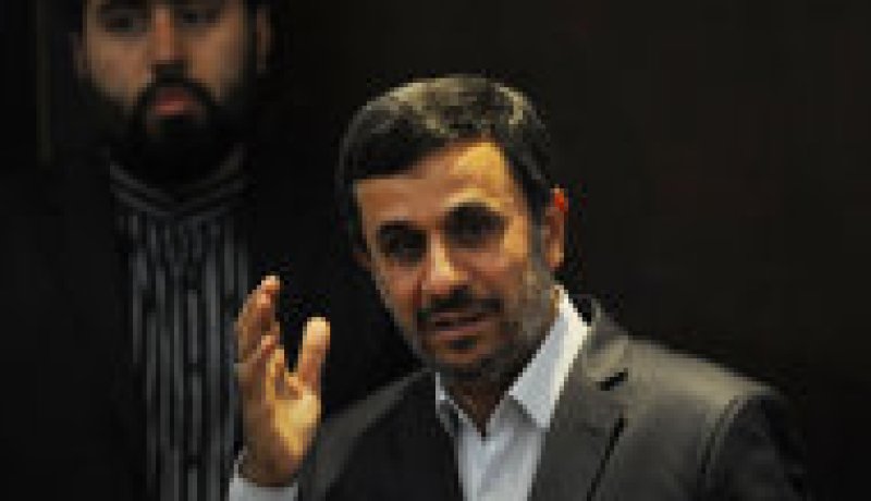 نجاد يدافع عن حق بلاده بالطاقة النووية