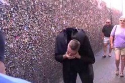 رجل عطس فشاهد ماذا وقع لرأسه