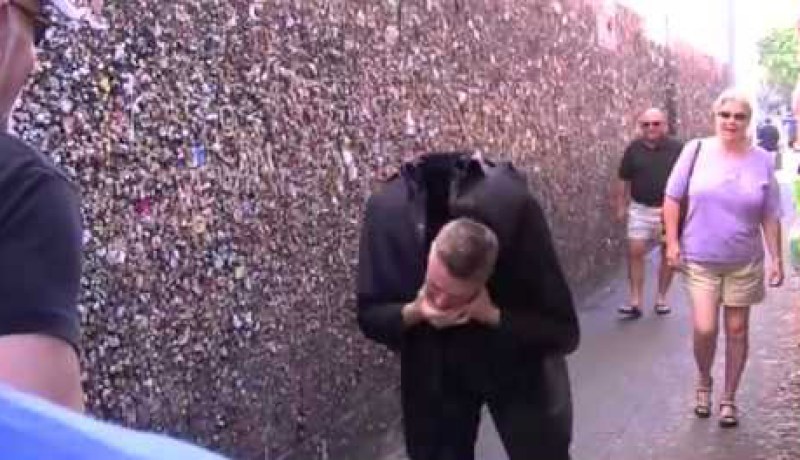 رجل عطس فشاهد ماذا وقع لرأسه