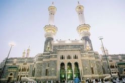 بالفيديو عروس تحاول دخول الحرم المكّي بفستان الزّفاف