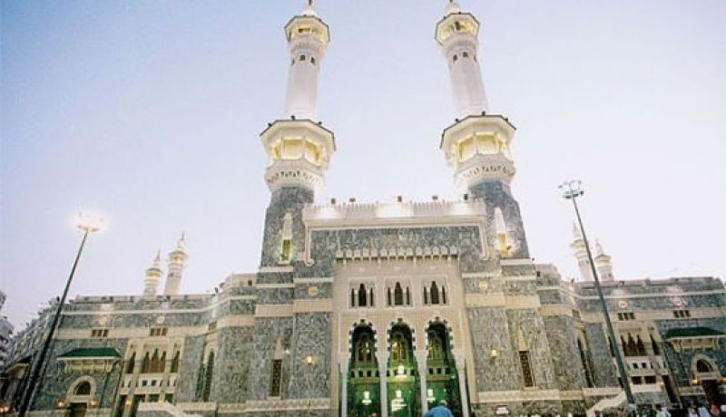 بالفيديو عروس تحاول دخول الحرم المكّي بفستان الزّفاف