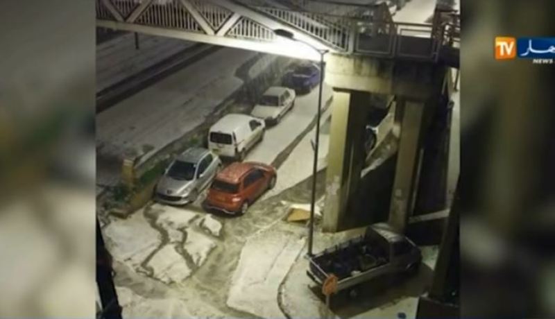 صور.. تساقط كميات كبيرة من البرد في باب الزوار بالعاصمة