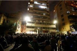 محتجون يهاجمون مقر قناة لبنانية في بيروت بعد إهانتها شيعي