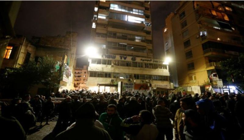 محتجون يهاجمون مقر قناة لبنانية في بيروت بعد إهانتها شيعي