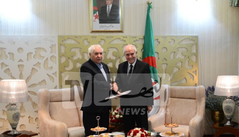 الراغب في الترشح علي زغدود يودع ملف ترشحه لدى السلطة