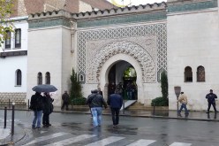 الشرطة الفرنسية تفتش المصلين قبل دخول المساجد