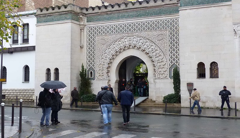 الشرطة الفرنسية تفتش المصلين قبل دخول المساجد