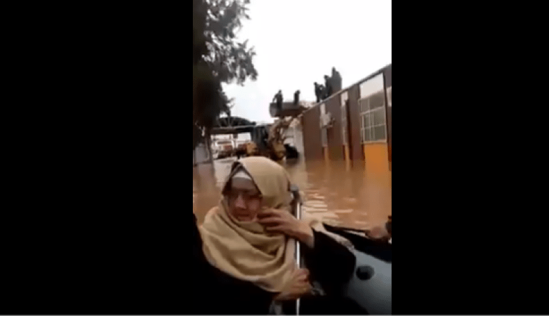 بالفيديو… مستشفى غريس بمعسكر يغرق وإخراج المرضى بقوارب النجاة