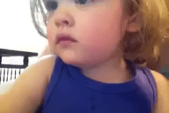 شاهد مشاعر طفلة تسمع صوت أمها بعد سنة من وفاتها