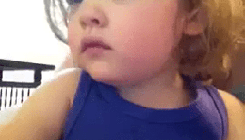 شاهد مشاعر طفلة تسمع صوت أمها بعد سنة من وفاتها