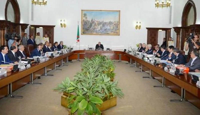 الحكومة تعلن عن انتهاء عطلة وزرائها