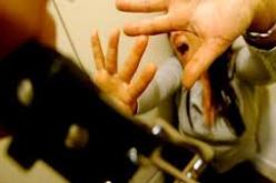 يضرب زوجته الحامل بخيط كهربائي ويهددها بقطع لسانها لأنه يحبها في وهران