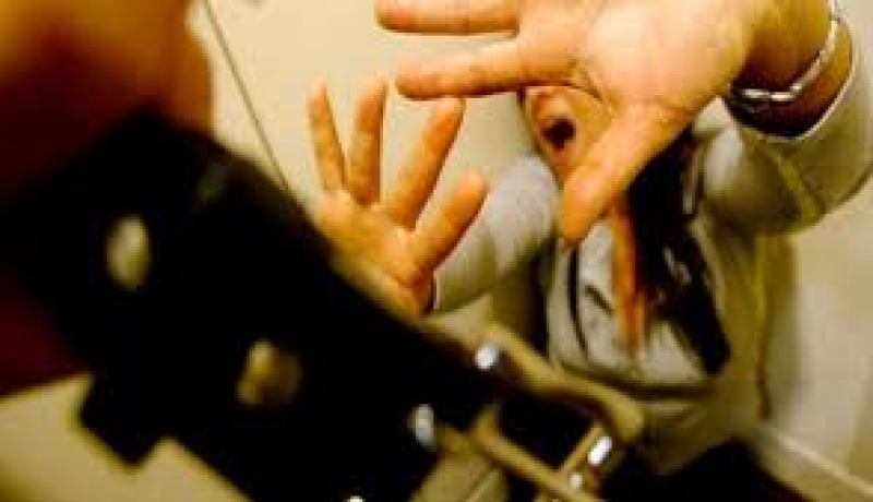 يضرب زوجته الحامل بخيط كهربائي ويهددها بقطع لسانها لأنه يحبها في وهران