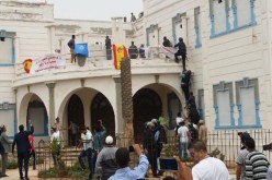 مغاربة يقتحمون مقرا للإدارة ويطالبون بالجنسية الإسبانية
