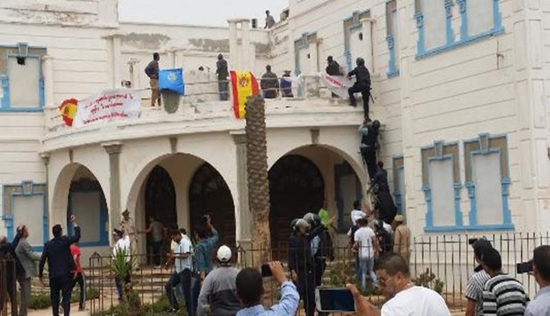 مغاربة يقتحمون مقرا للإدارة ويطالبون بالجنسية الإسبانية