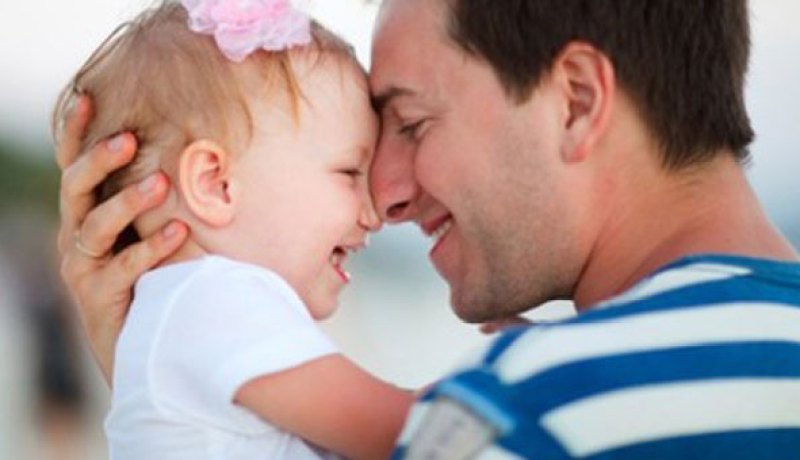 بالصور دراسة علمية تؤكد أن الطفل الأول يزيد من وزن الأب
