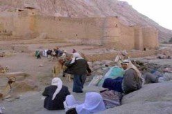 بدو مسلحون يحتجزون مئات السيارات بسيناء للمطالبة بالافراج عن معتقلين