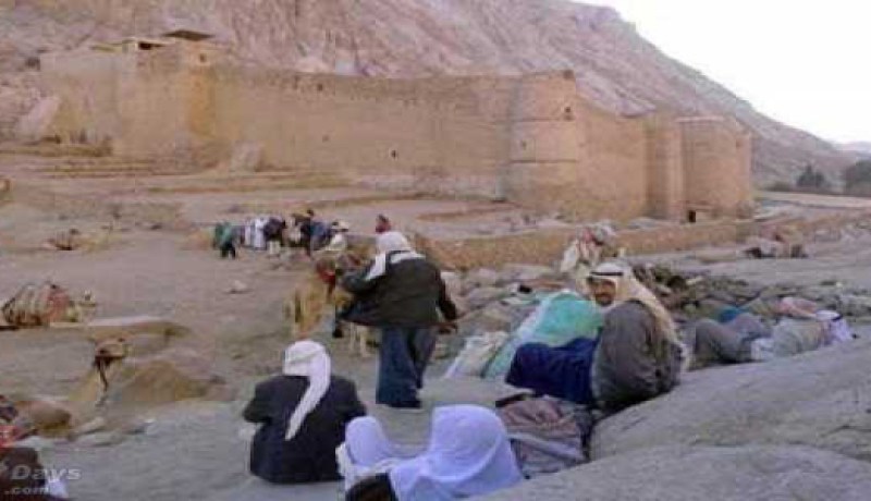 بدو مسلحون يحتجزون مئات السيارات بسيناء للمطالبة بالافراج عن معتقلين