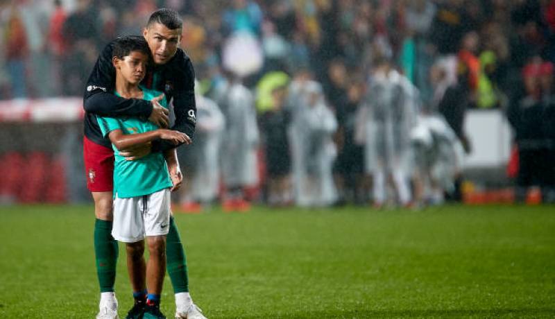 بالفيديو والصور.. نجل رونالدو يخطف الأضواء عقب مواجهة الجزائر