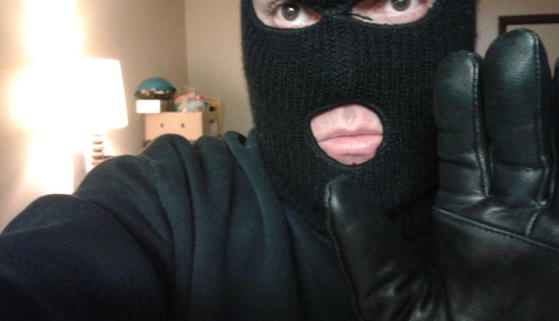 امرأة تنقذ جارها العراقي من قبضة 3 مجهولين حاولوا ذبحه في المدية !