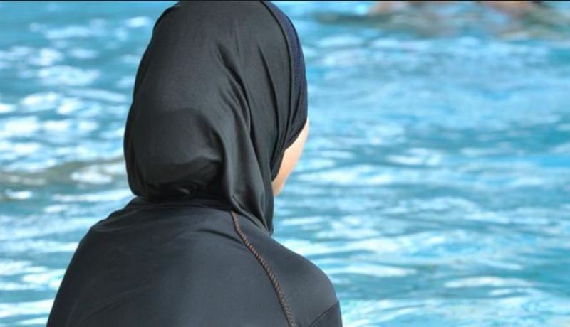 محاكمة 5 أشخاص في فرنسا بعد شجار بسبب لباس بحر المحجبات