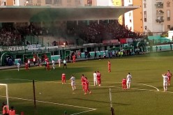 بالصور.. لقاء إتحاد البليدة ضد جمعية الشلف يتوقف بسبب إندلاع حريق