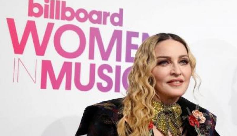 مغنيّة البوب العالمية مادونا تفوز بجائزة امرأة العام
