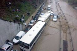 التقلبات الجوية “المفاجئة” أدت الى غلق العديد من الطرقات بالعاصمة