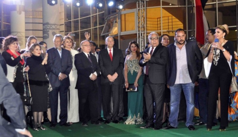 مهرجان أسوان يستبدل السجّادة الحمراء بالخضراء لهذا السبب وهذا ما فعلته يسرا وإلهام شاهين